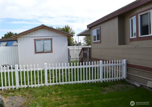Photo 4 of Sale Pending at 3010 W Peninsula Dr #92, Moses Lake, WA 98837 | MLS# NWM2579018 | Listing updated on 2026-09-30