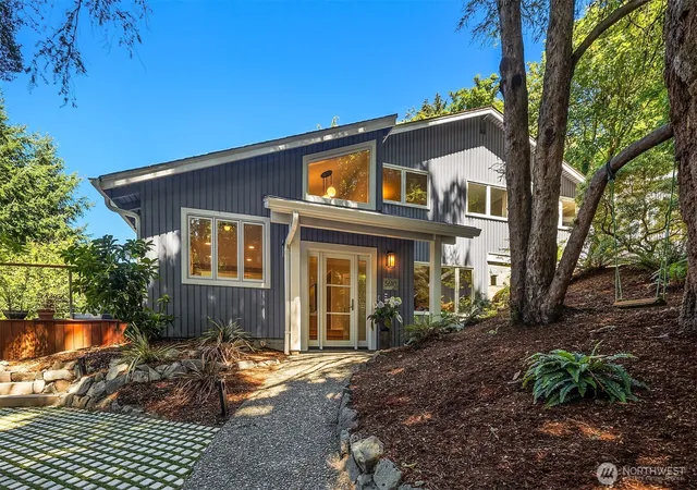 Photo 1 of Single family home for sale at 5610 W Mercer Way, Mercer Island, WA 98040 | MLS# NWM2579128 | Listing updated on 2026-09-25