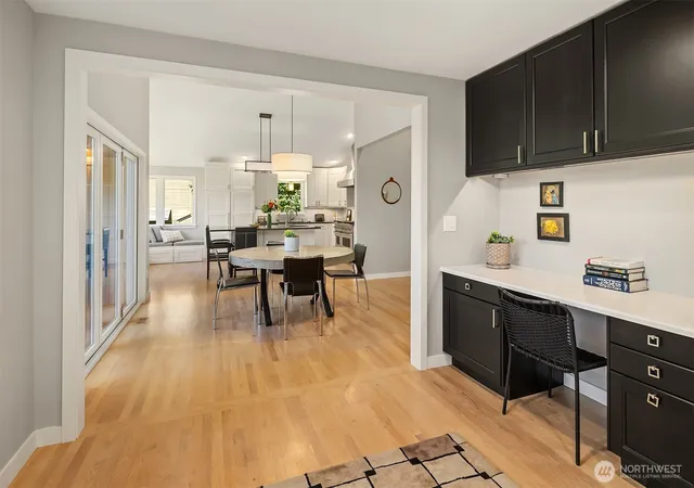 Photo 3 of Single family home for sale at 5610 W Mercer Way, Mercer Island, WA 98040 | MLS# NWM2579128 | Listing updated on 2026-09-25