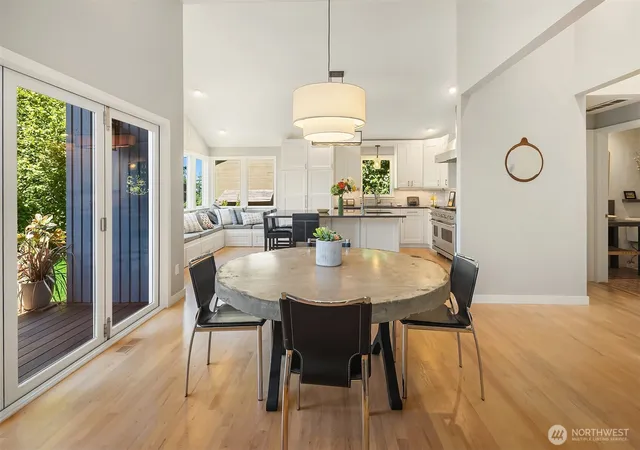 Photo 3 of Single family home for sale at 5610 W Mercer Way, Mercer Island, WA 98040 | MLS# NWM2579128 | Listing updated on 2026-09-25