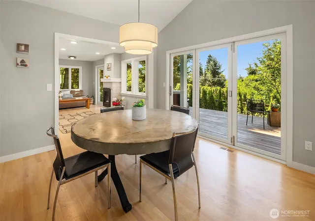 Photo 4 of Single family home for sale at 5610 W Mercer Way, Mercer Island, WA 98040 | MLS# NWM2579128 | Listing updated on 2026-09-25