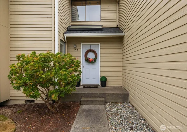 Photo 2 of Townhouse for sale at 2630 Club Ct #102, Mount Vernon, WA 98273 | MLS# NWM2579213 | Listing updated on 2026-09-22