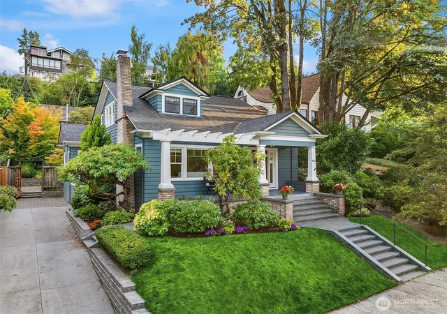 Photo 3 of Sale Pending at 863 E Gwinn Pl, Seattle, WA 98102 | MLS# NWM2579250 | Listing updated on 2026-10-01