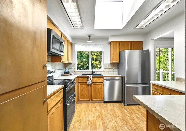 Photo 4 of Sale Pending at 1520 51st Place SW, Everett, WA 98203 | MLS# NWM2579254 | Listing updated on 2026-10-01