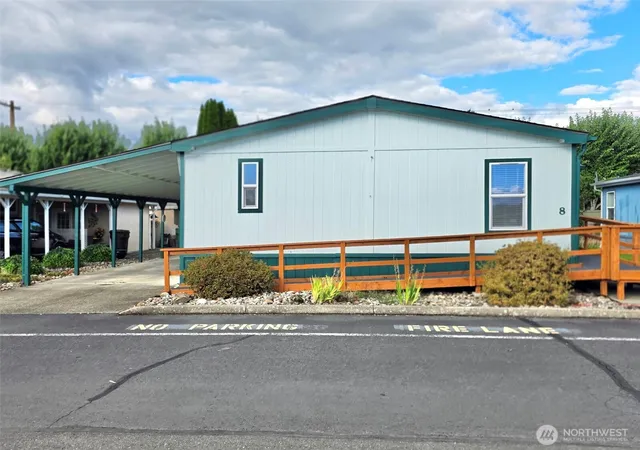 Manufactured home for sale at 8 Heritage Blvd, Longview, WA 98632 | MLS# NWM2579255