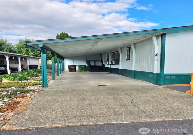 Photo 2 of Manufactured home for sale at 8 Heritage Blvd, Longview, WA 98632 | MLS# NWM2579255 | Listing updated on 2026-09-25