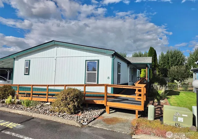 Photo 3 of Manufactured home for sale at 8 Heritage Blvd, Longview, WA 98632 | MLS# NWM2579255 | Listing updated on 2026-09-25