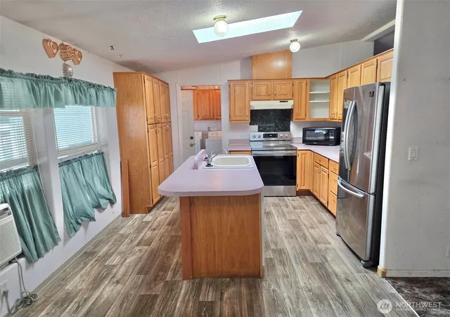 Photo 3 of Manufactured home for sale at 8 Heritage Blvd, Longview, WA 98632 | MLS# NWM2579255 | Listing updated on 2026-09-25