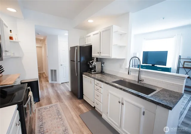 Photo 4 of Condo for sale at 4714 Ml Pond Dr SE #401, Auburn, WA 98092 | MLS# NWM2579261 | Listing updated on 2026-09-18