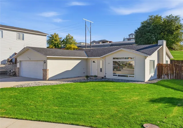 Single family home for sale at 321 S Mary Ave, East Wenatchee, WA 98802 | MLS# NWM2579262