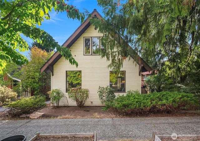Photo 2 of Single family home for sale at 6827 28th Avenue Ne, Seattle, WA 98115 | MLS# NWM2579275 | Listing updated on 2026-10-01
