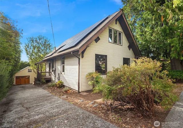 Photo 3 of Single family home for sale at 6827 28th Avenue Ne, Seattle, WA 98115 | MLS# NWM2579275 | Listing updated on 2026-10-01