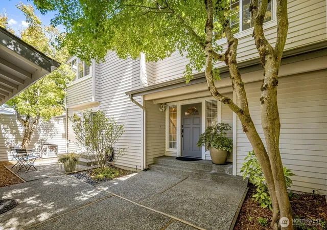 Photo 2 of Sale Pending at 6520 113th Place Se, Bellevue, WA 98006 | MLS# NWM2579332 | Listing updated on 2026-09-25