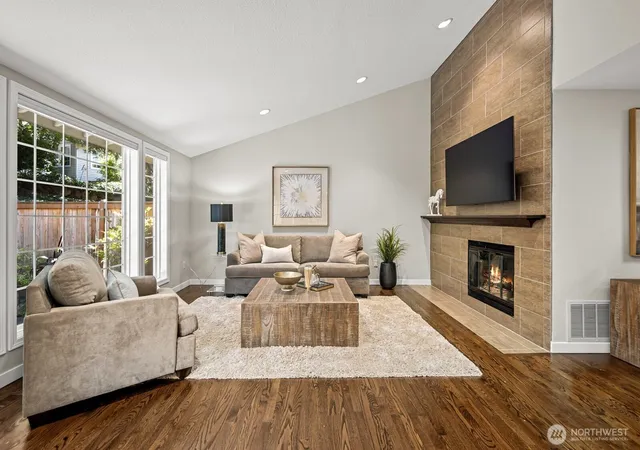 Photo 4 of Sale Pending at 6520 113th Place SE, Bellevue, WA 98006 | MLS# NWM2579332 | Listing updated on 2026-09-25