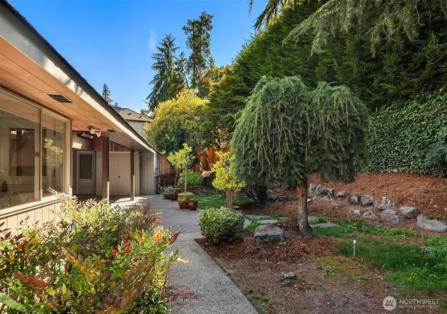 Photo 2 of Single family home for sale at 1425 Broadmoor Dr E, Seattle, WA 98112 | MLS# NWM2579399 | Listing updated on 2026-09-22