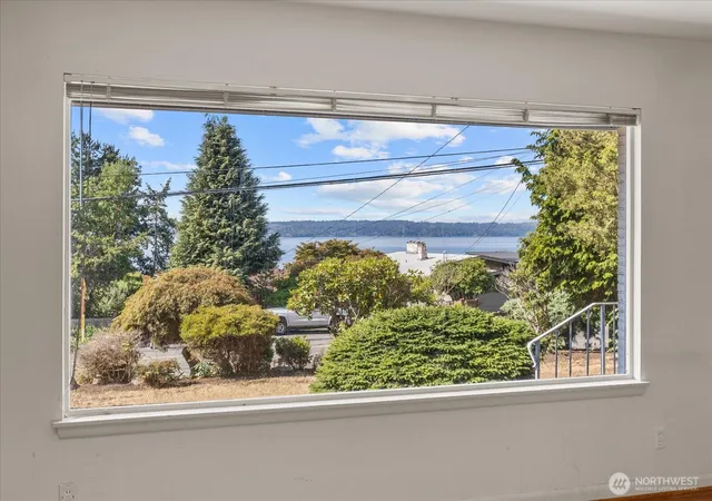 Photo 4 of Sale Pending at 12286 Shorewood Dr SW, Burien, WA 98146 | MLS# NWM2579403 | Listing updated on 2026-10-01