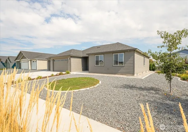 Photo 1 of Sale Pending at 203 N Gold Cup Dr, Moses Lake, WA 98837 | MLS# NWM2579436 | Listing updated on 2026-09-21