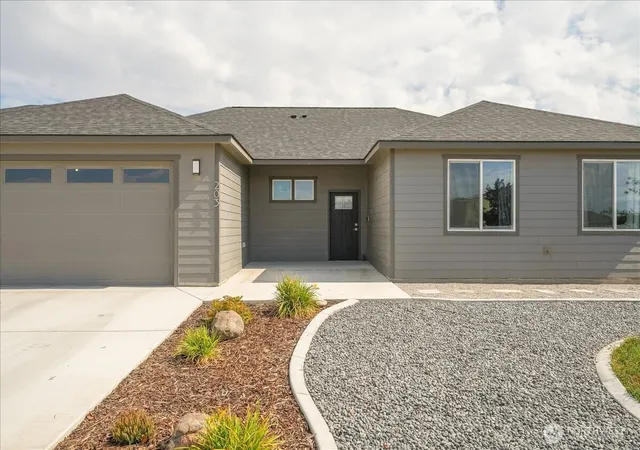 Photo 2 of Sale Pending at 203 N Gold Cup Dr, Moses Lake, WA 98837 | MLS# NWM2579436 | Listing updated on 2026-09-21