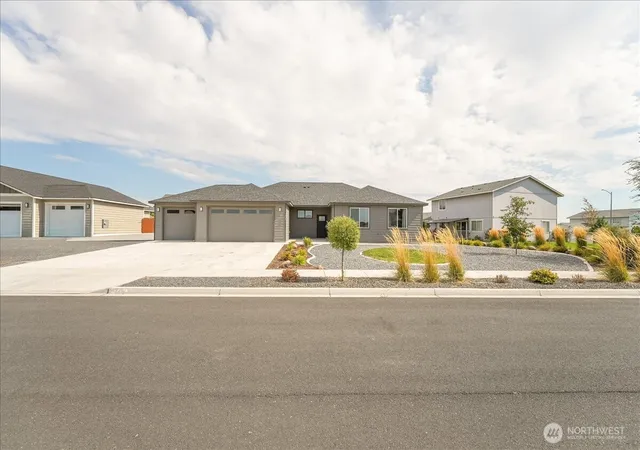 Photo 3 of Sale Pending at 203 N Gold Cup Dr, Moses Lake, WA 98837 | MLS# NWM2579436 | Listing updated on 2026-09-21