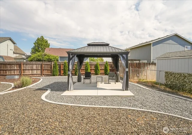 Photo 3 of Sale Pending at 203 N Gold Cup Dr, Moses Lake, WA 98837 | MLS# NWM2579436 | Listing updated on 2026-09-21