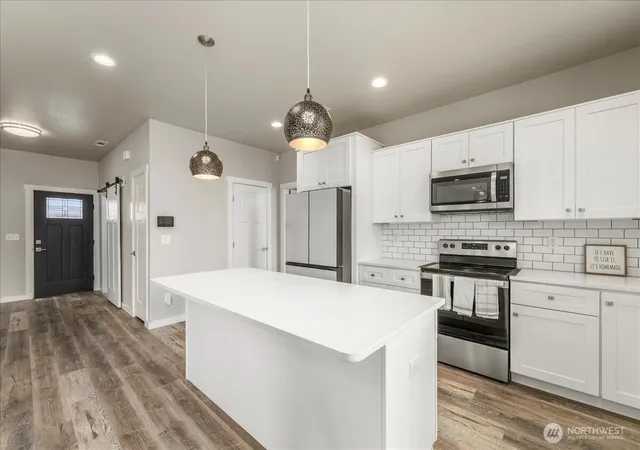 Photo 4 of Sale Pending at 203 N Gold Cup Dr, Moses Lake, WA 98837 | MLS# NWM2579436 | Listing updated on 2026-09-21