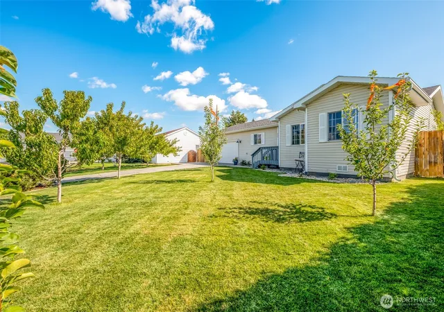 Photo 2 of Single family home for sale at 250 J St Ne, Ephrata, WA 98823 | MLS# NWM2579445 | Listing updated on 2026-10-02