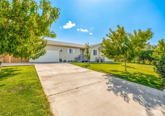 Photo 3 of Single family home for sale at 250 J St Ne, Ephrata, WA 98823 | MLS# NWM2579445 | Listing updated on 2026-10-02