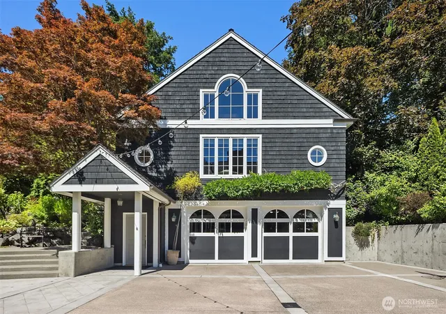 Photo 2 of Single family home for sale at 5506 Ne Penrith Rd, Seattle, WA 98105 | MLS# NWM2579496 | Listing updated on 2026-10-13
