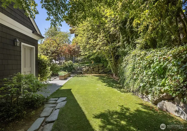 Photo 4 of Single family home for sale at 5506 NE Penrith Rd, Seattle, WA 98105 | MLS# NWM2579496 | Listing updated on 2026-10-13