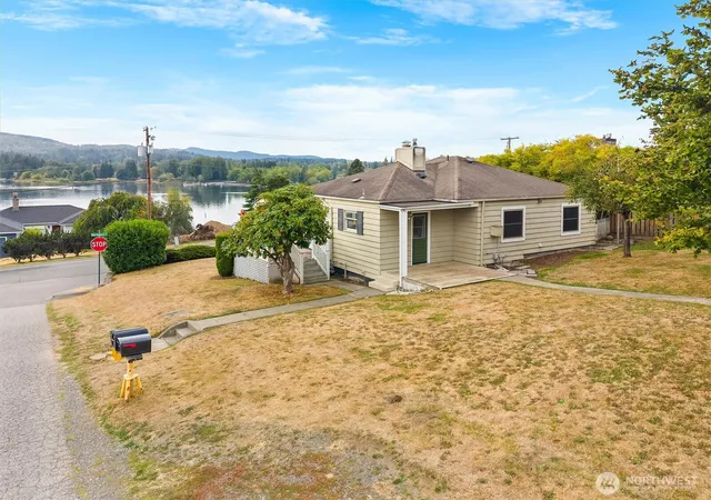 Photo 3 of Sale Pending at 419 Northshore Dr, Bellingham, WA 98226 | MLS# NWM2579568 | Listing updated on 2026-09-26