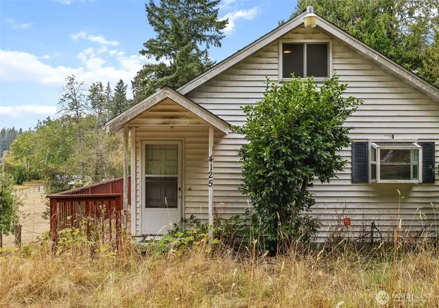 Photo 3 of Single family home for sale at 4125 Tracyton Beach Rd Nw, Bremerton, WA 98310 | MLS# NWM2579572 | Listing updated on 2026-09-23