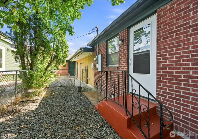 Photo 3 of Single family home for sale at 2216 Elizabeth St, Bellingham, WA 98225 | MLS# NWM2579643 | Listing updated on 2026-09-22