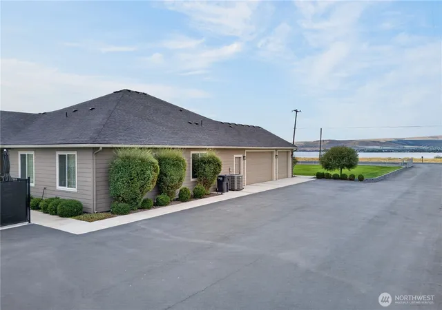 Photo 3 of Single family home for sale at 2477 Hanson Loop, Burbank, WA 99323 | MLS# NWM2579766 | Listing updated on 2026-09-30