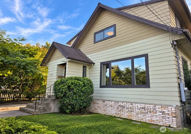 Photo 3 of Sale Pending at 1921 41st Avenue Sw, Seattle, WA 98116 | MLS# NWM2579803 | Listing updated on 2026-10-03
