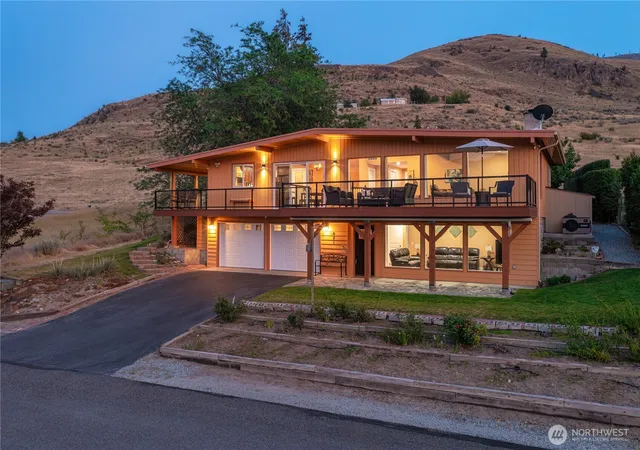 Single family home for sale at 621 Mountain View Dr, Chelan, WA 98816 | MLS# NWM2579834