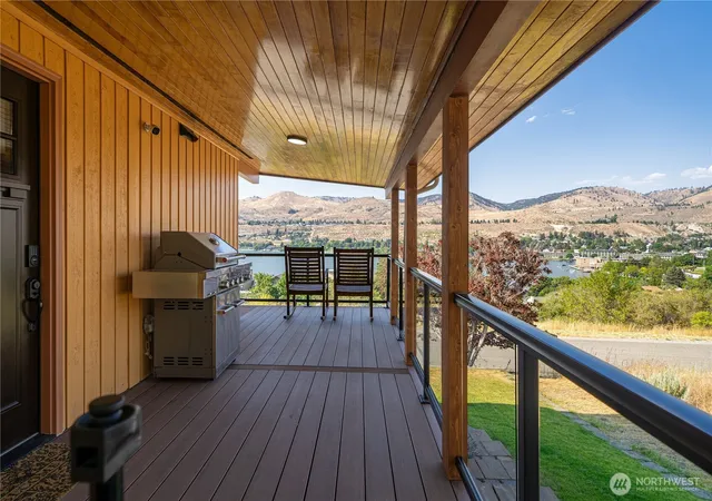 Photo 2 of Single family home for sale at 621 Mountain View Dr, Chelan, WA 98816 | MLS# NWM2579834 | Listing updated on 2026-10-11