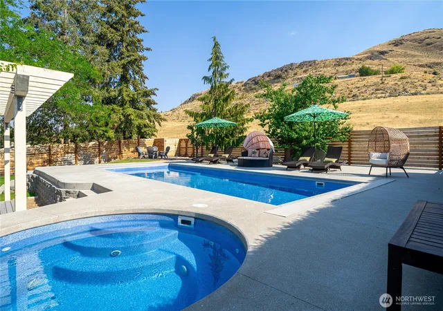 Photo 4 of Single family home for sale at 621 Mountain View Dr, Chelan, WA 98816 | MLS# NWM2579834 | Listing updated on 2026-10-11