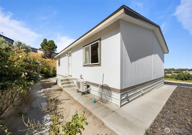 Photo 2 of Manufactured home for sale at 2443 Horizon View Ln, Richland, WA 99352 | MLS# NWM2579837 | Listing updated on 2026-09-29