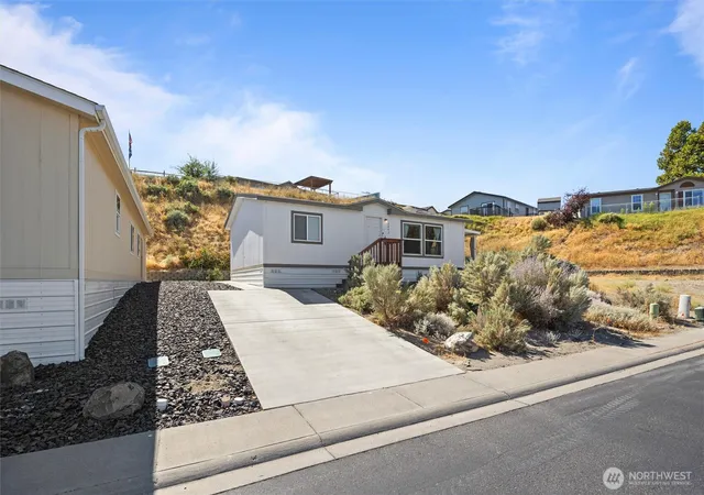 Photo 3 of Manufactured home for sale at 2443 Horizon View Ln, Richland, WA 99352 | MLS# NWM2579837 | Listing updated on 2026-09-29