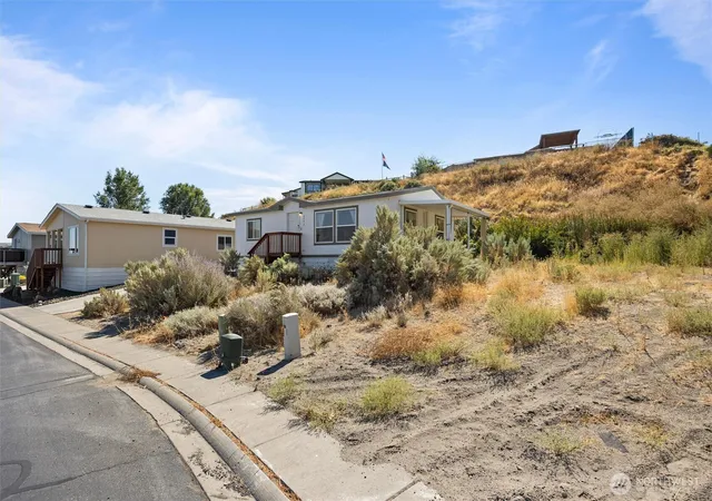 Photo 3 of Manufactured home for sale at 2443 Horizon View Ln, Richland, WA 99352 | MLS# NWM2579837 | Listing updated on 2026-09-29