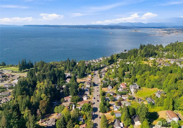 Photo 4 of Single family home for sale at 4808 Glenwood Ave, Everett, WA 98203 | MLS# NWM2579869 | Listing updated on 2026-10-01
