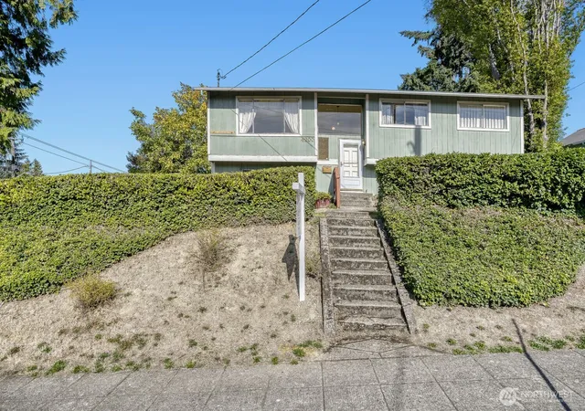 Photo 3 of Single family home for sale at 4200 S Ferdinand St, Seattle, WA 98118 | MLS# NWM2579895 | Listing updated on 2026-10-09