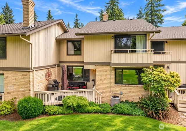 Photo 2 of Sale Pending at 6530 Ne 171st Place, Kenmore, WA 98028 | MLS# NWM2579906 | Listing updated on 2026-09-18
