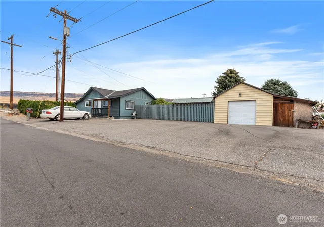 Photo 1 of Single family home for sale at 7 S Roland Ave, East Wenatchee, WA 98802 | MLS# NWM2579910 | Listing updated on 2026-09-27