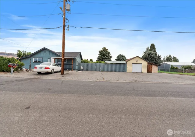 Photo 2 of Single family home for sale at 7 S Roland Ave, East Wenatchee, WA 98802 | MLS# NWM2579910 | Listing updated on 2026-09-27