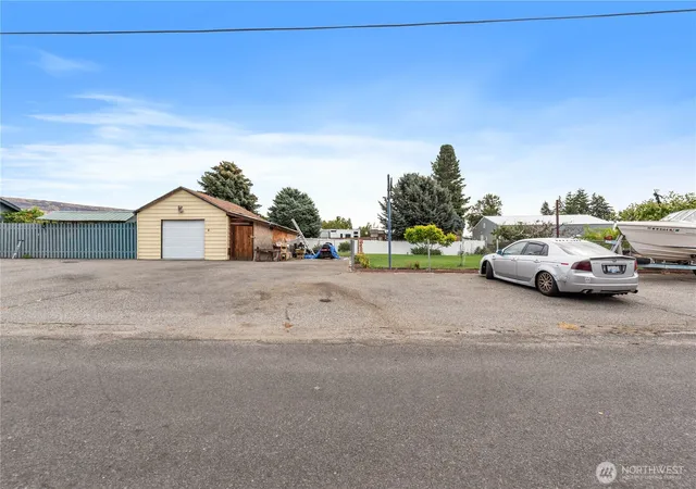 Photo 3 of Single family home for sale at 7 S Roland Ave, East Wenatchee, WA 98802 | MLS# NWM2579910 | Listing updated on 2026-09-27