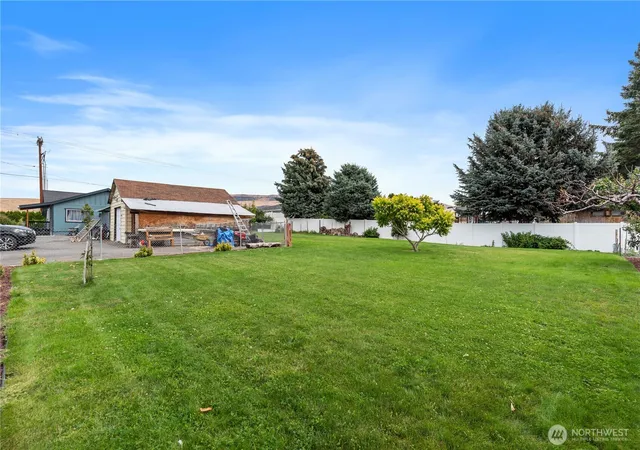 Photo 3 of Single family home for sale at 7 S Roland Ave, East Wenatchee, WA 98802 | MLS# NWM2579910 | Listing updated on 2026-09-27