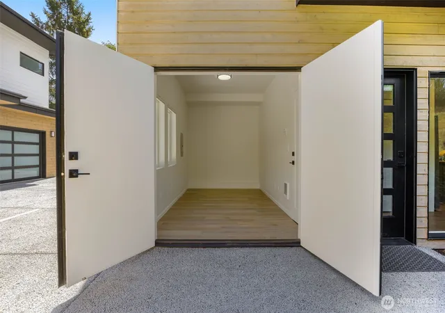 Photo 4 of Townhouse for sale at 3828 35th Avenue W #B, Seattle, WA 98199 | MLS# NWM2580068 | Listing updated on 2026-09-26