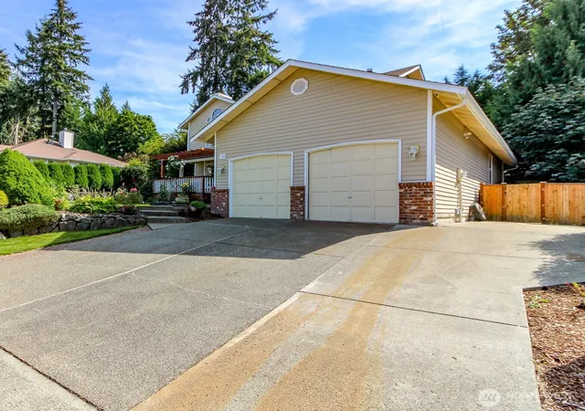 Photo 3 of Sale Pending at 1120 24th Avenue Se, Puyallup, WA 98374 | MLS# NWM2580102 | Listing updated on 2026-10-18