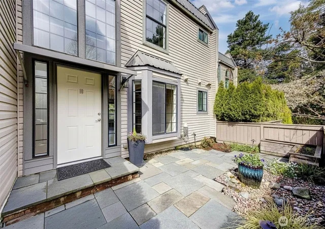 Photo 3 of Townhouse for sale at 6527 106th Avenue NE #10, Kirkland, WA 98033 | MLS# NWM2580121 | Listing updated on 2026-09-29